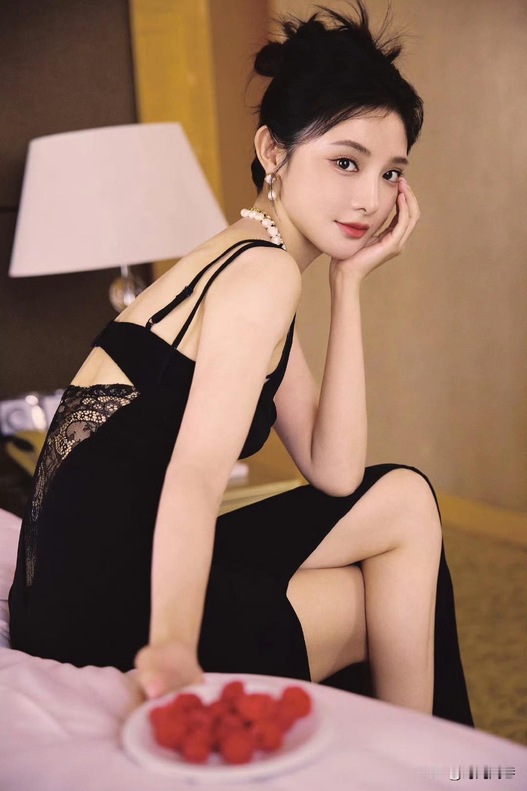 她是90后的北京姑娘。毕业于中国传媒大学播音系。内地女演员，主持人。代表作品有：