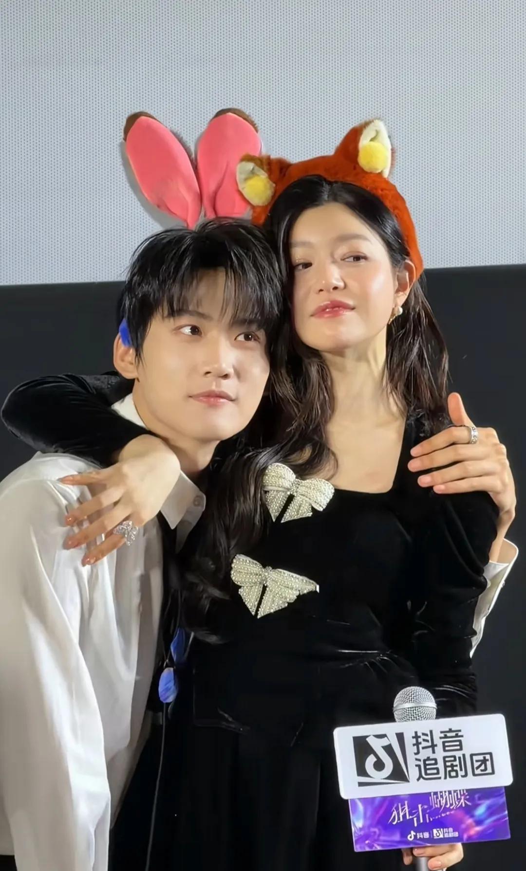 42岁的大花搭档23岁的小鲜肉演情侣，这到底是想证明“真爱无界”，还是资方为了流