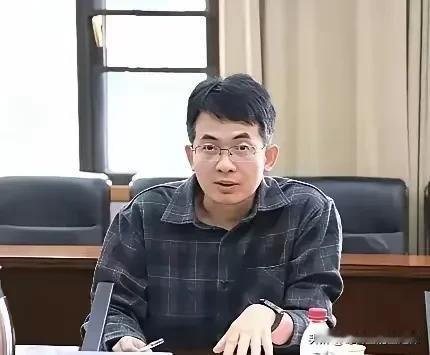 现在全网最坐不住的人，就是安徽大学了
花了大力气挖来的副校长，才一年多就被亲女儿