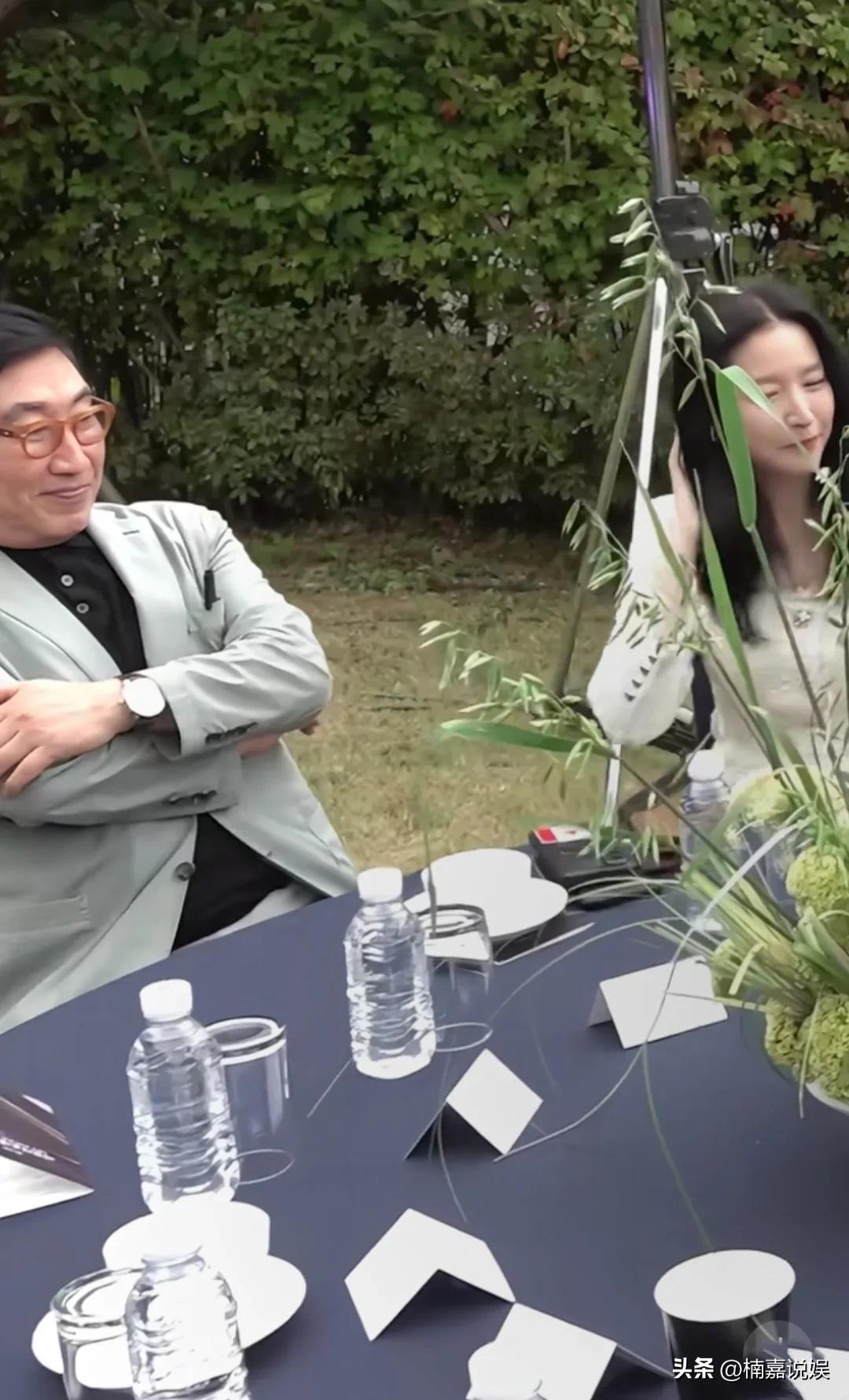 韩国国民女神李英爱和富豪老公，一起参加朋友的聚会。
原以为李英爱够抗老了，没想到