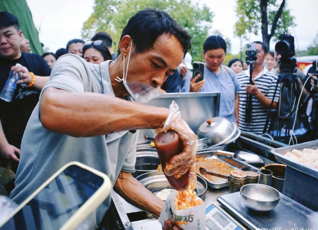 哪里人多哪里就有代购这我是该说对还是不对呢？对就是给游客带来了方便不对就是后面认