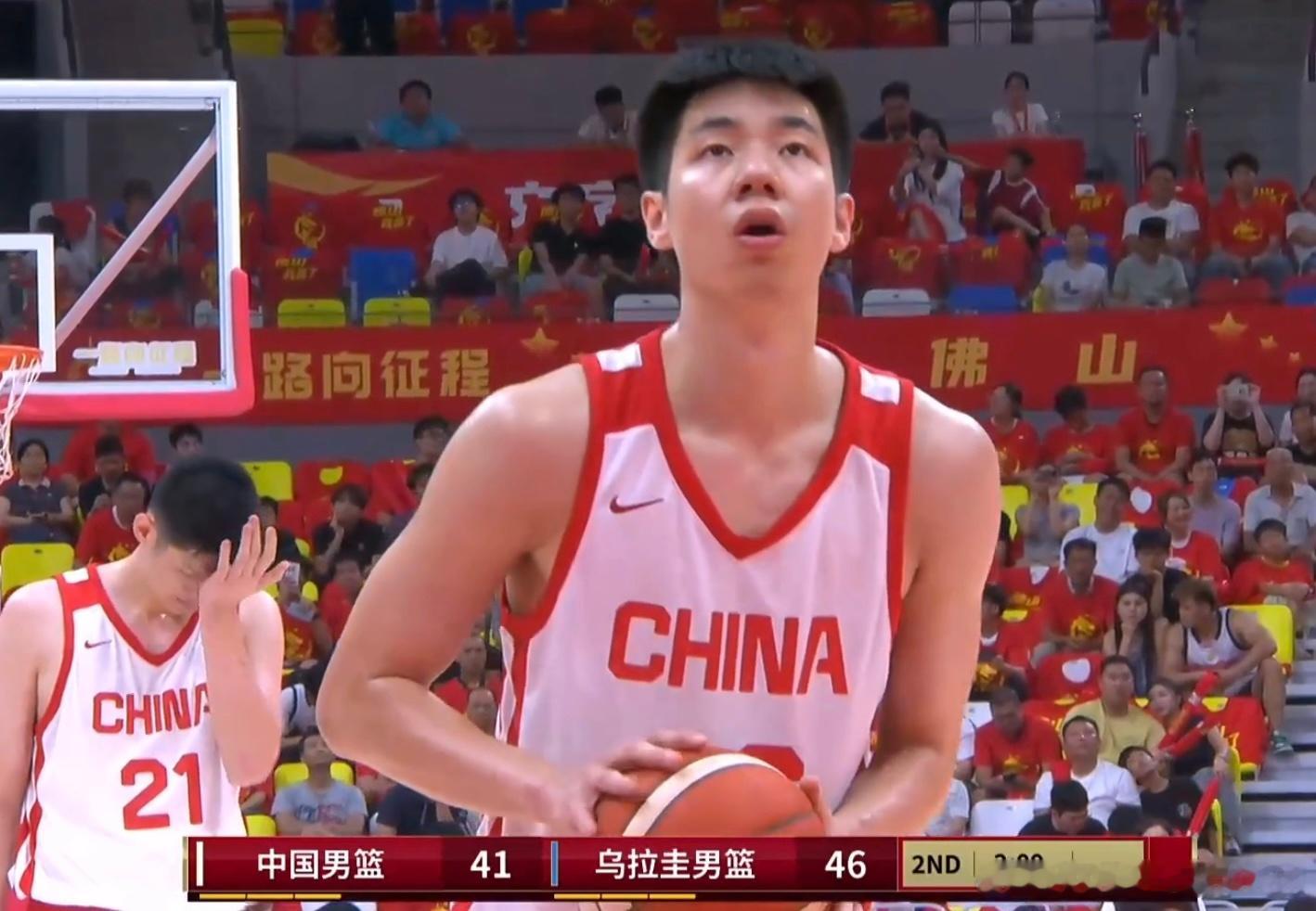 半场中国男篮48-46乌拉圭，第二节险遭对手逆转半场战罢，中国男篮48:46暂时