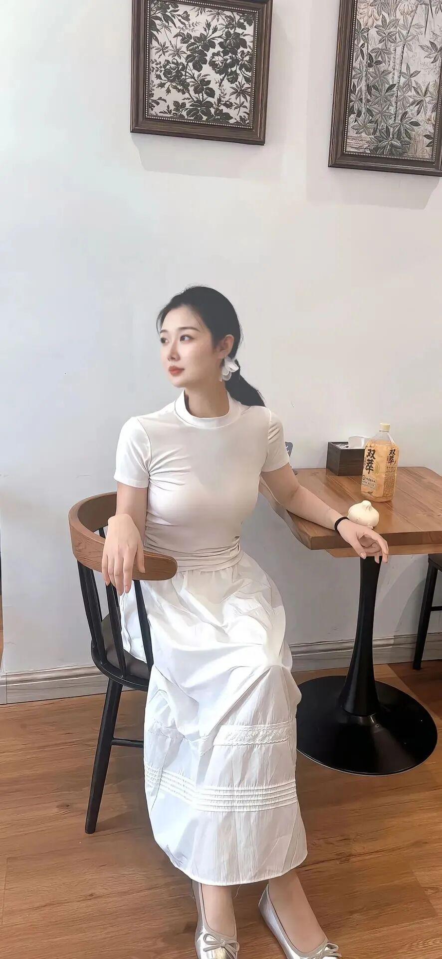 什么样的女人最能吸引异性的眼光白色修身T恤紧紧包裹饱满曲线，极致贴合勾勒出傲人资