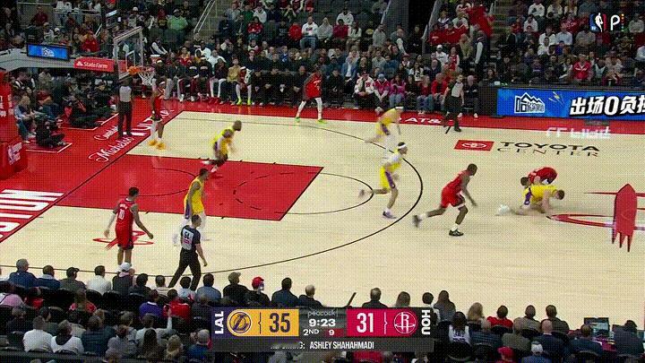 火箭悍将芬尼-史密斯面对旧主真是太狠心了！在今天火箭主场迎战湖人的比赛中，当时比