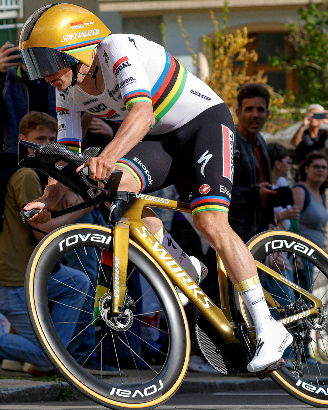 埃菲内普尔的金车、金头盔、金骑行台！本来想说审美啥的，但人确实是奥运冠军啊[灭霸