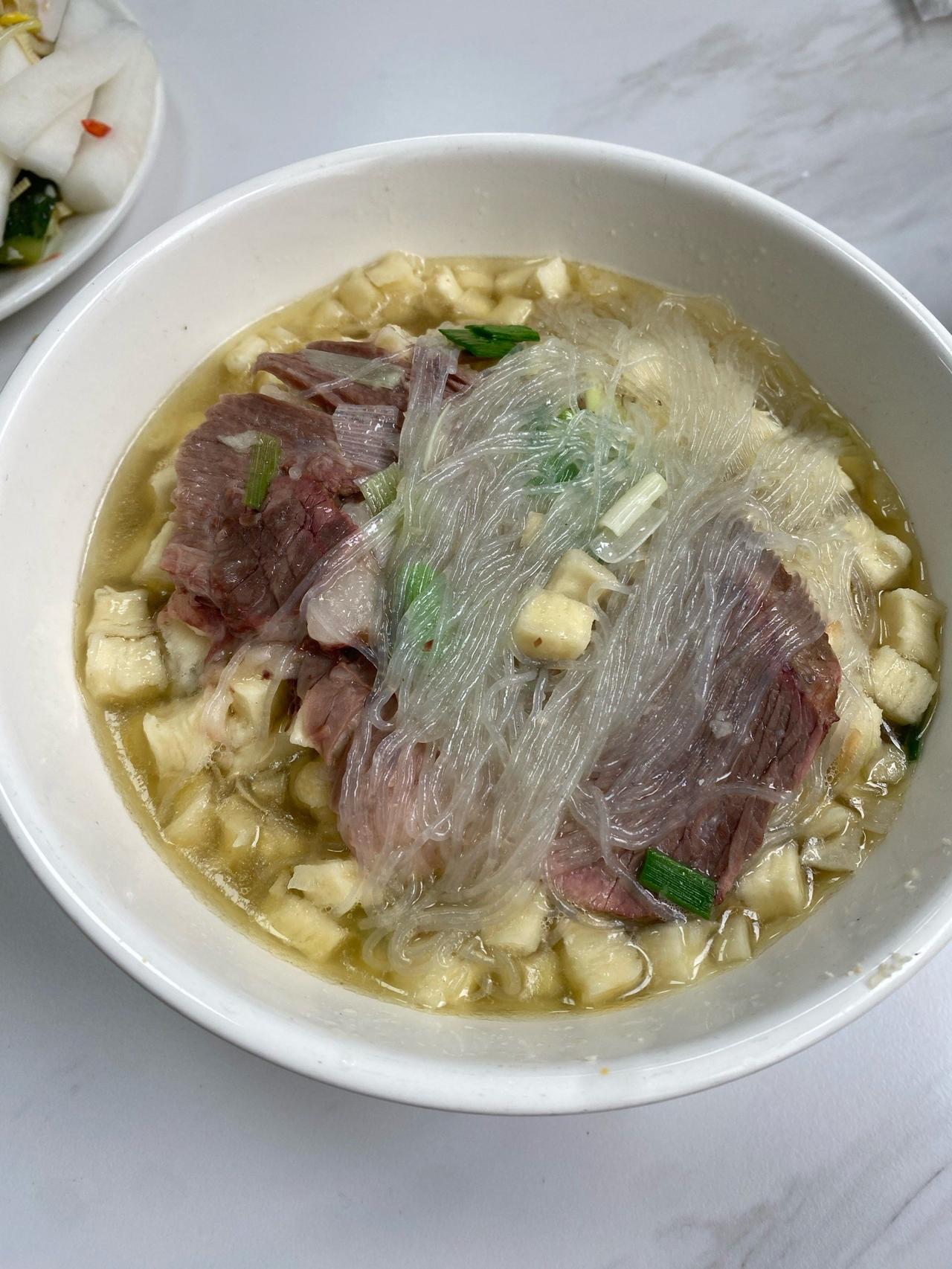 西安泡馍其实一点都不贵。

批评泡馍贵，还是不了解泡馍这个生意。

咱把成本往高