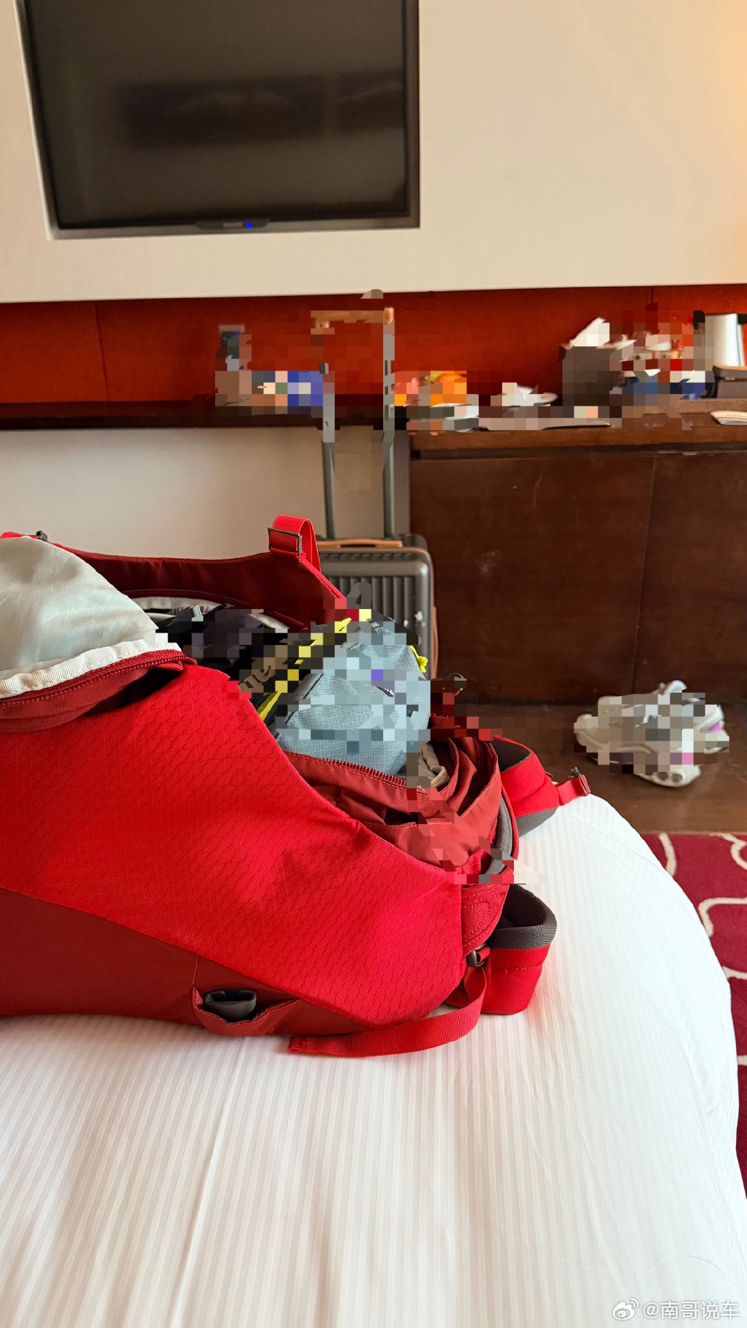 完了 今天损失至少两万块。。。。今天在机场电动扶梯上我的拉杆箱和背包神器的翻滚下