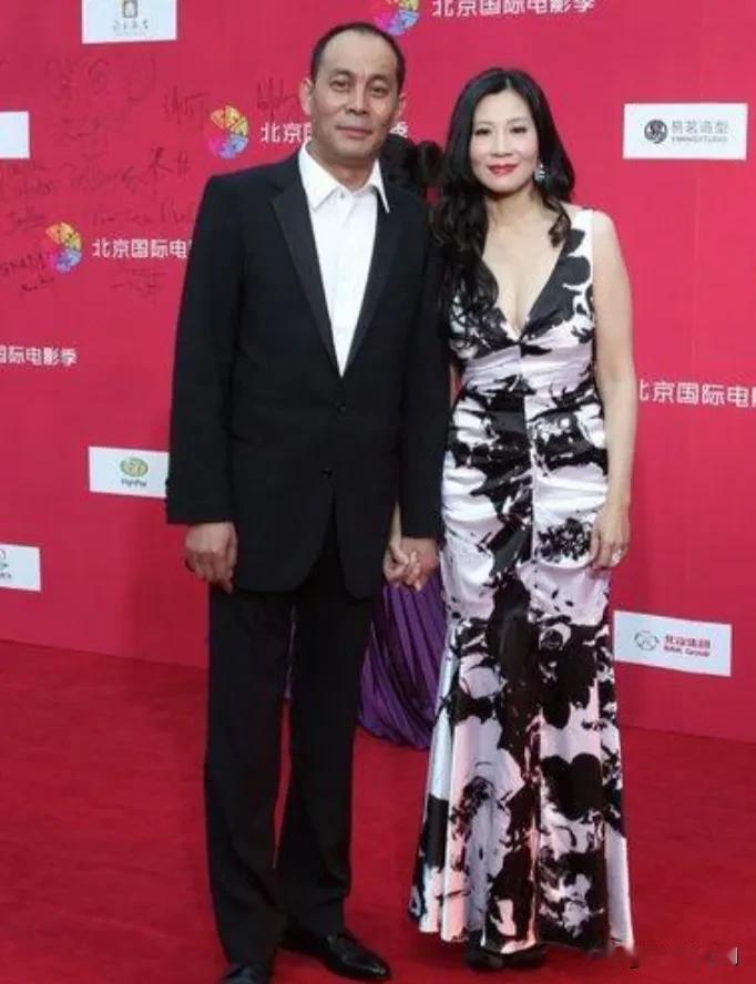 看多了那些娱乐圈的老夫少妻，总感觉怪怪的，还是这些年龄相仿的老夫老妻，看着顺眼#