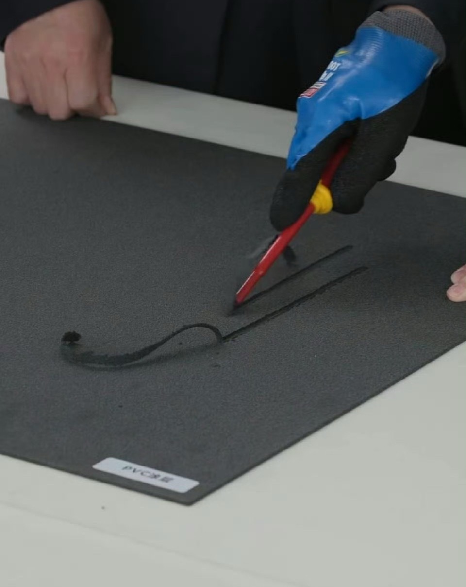 其他普通车电池包涂层和小米汽车防弹涂层对比小米是真的猛！ 