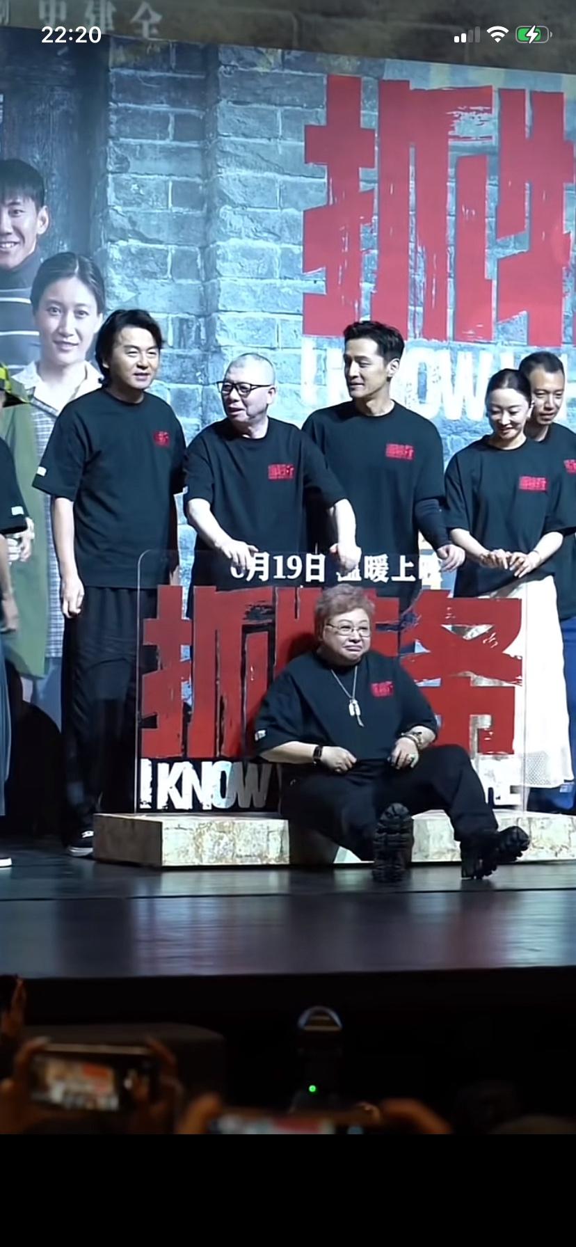 看到网友们的热议
将韩红与释永信和许家印在一起讨论和对比
很费解的一点：韩红怎么