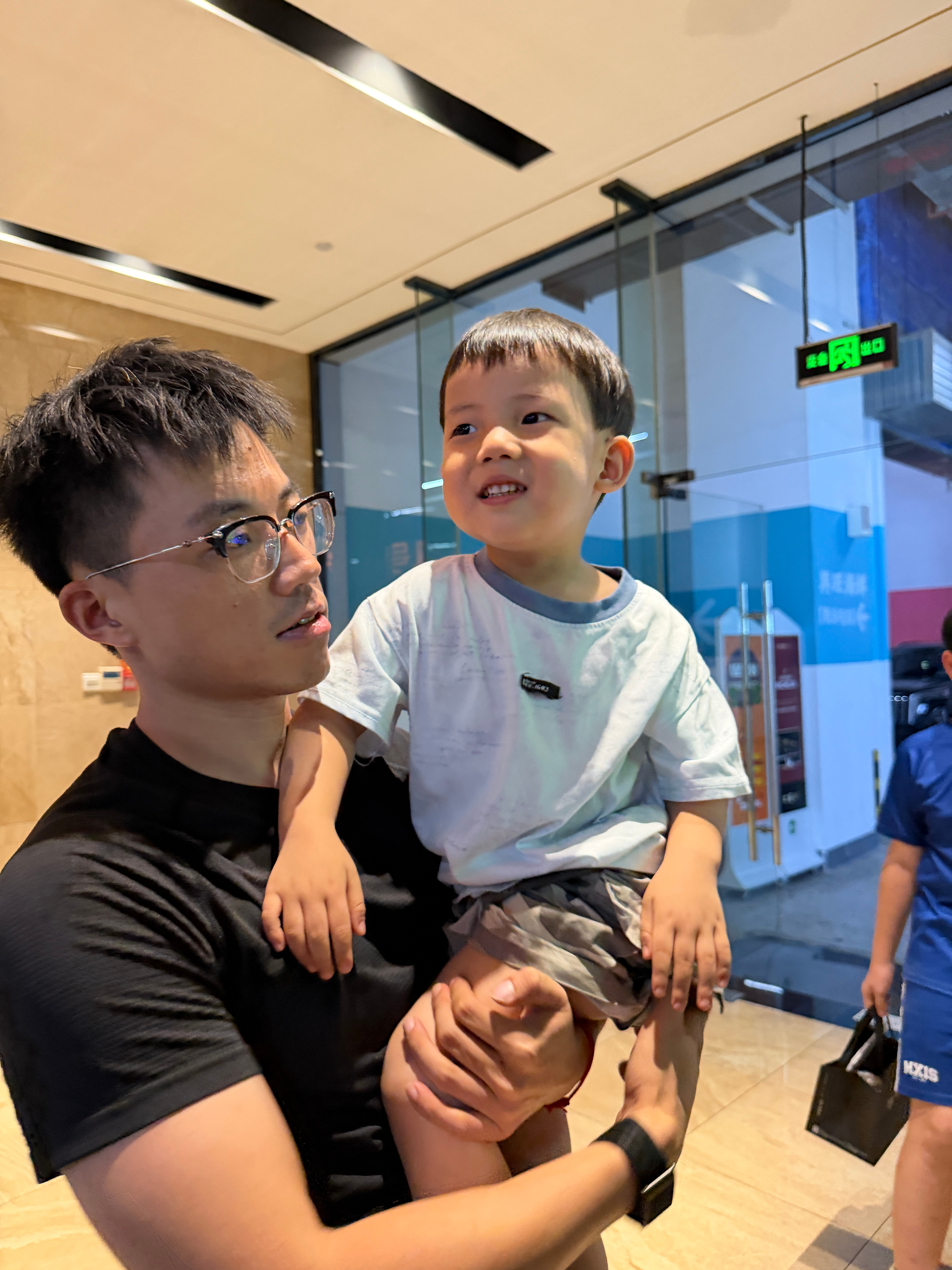 带阿琛出来吃顿好的。（希希跳舞） ​​​