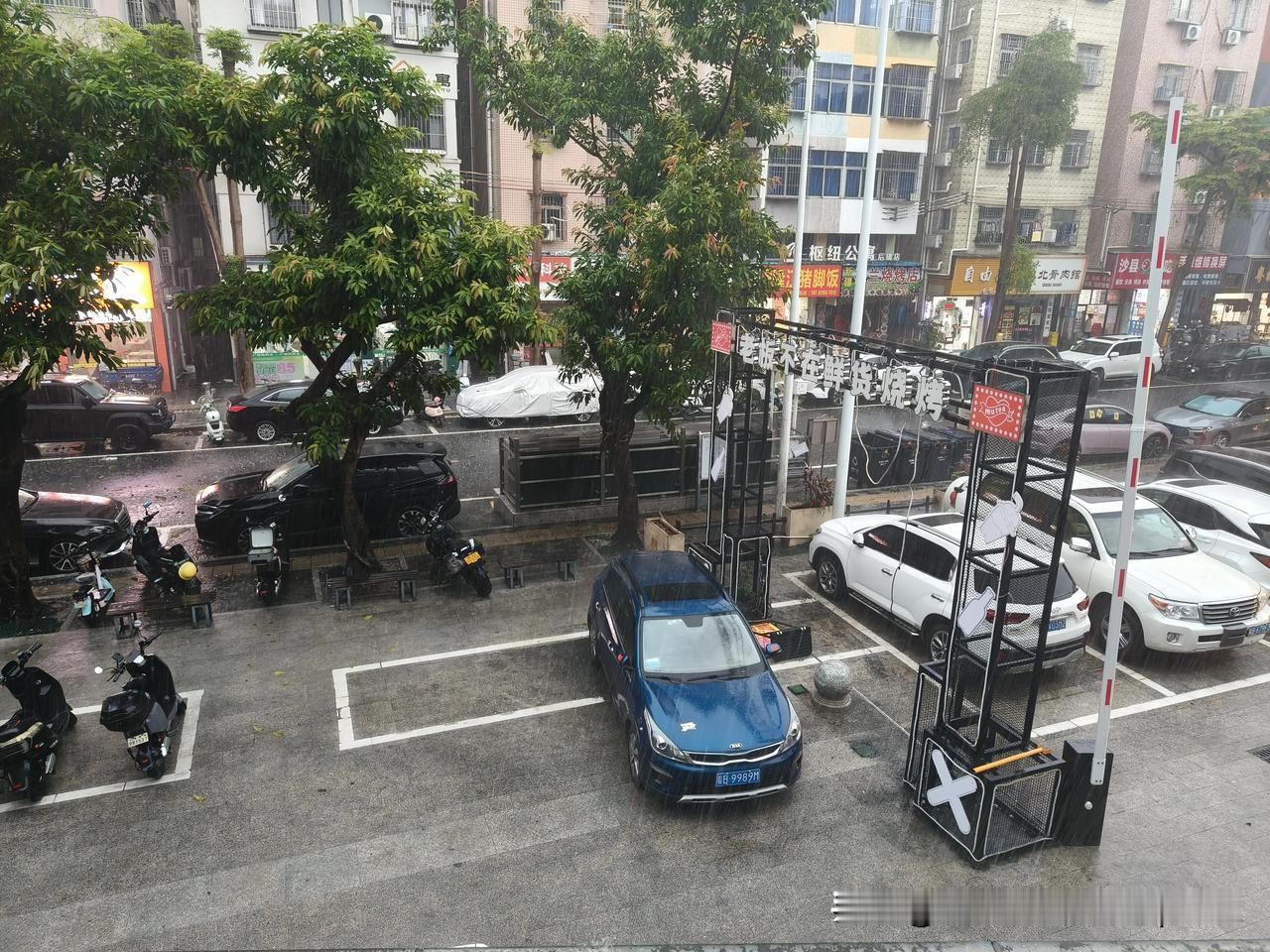 今天下午早早来到机场，准备从深圳返回阜阳，但不一会收到通知:由于受台风”红霞”影