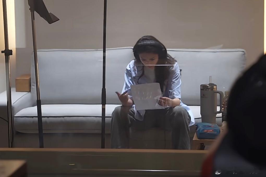 录制的《画中人》是作为即将上映的主演电影《怪屋》片尾曲，花絮里歌声化作另一条叙事