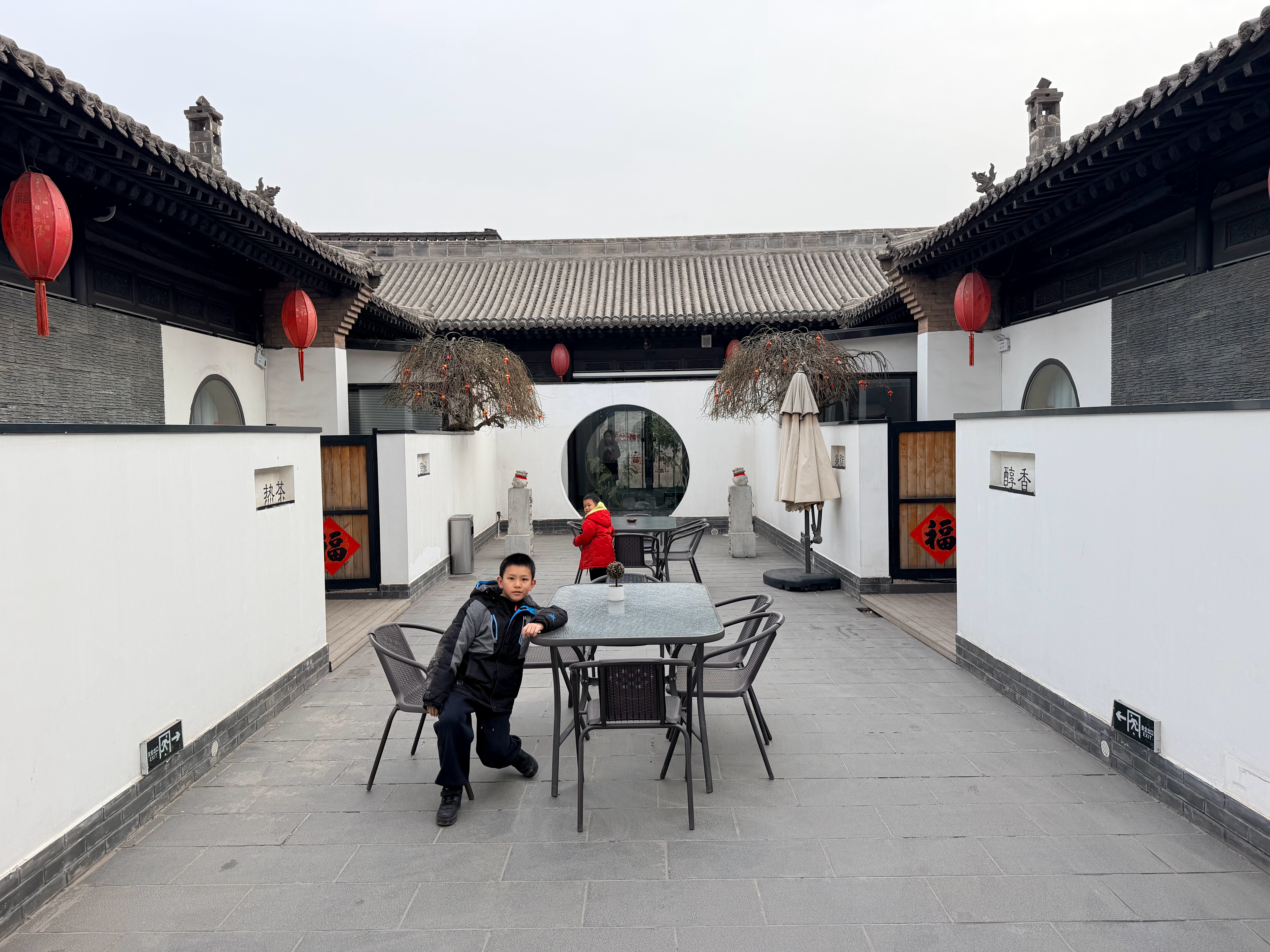 小红书上找了个平遥古城内的网红酒店，儿子说没踩坑，还可以。 晋中·平遥古城