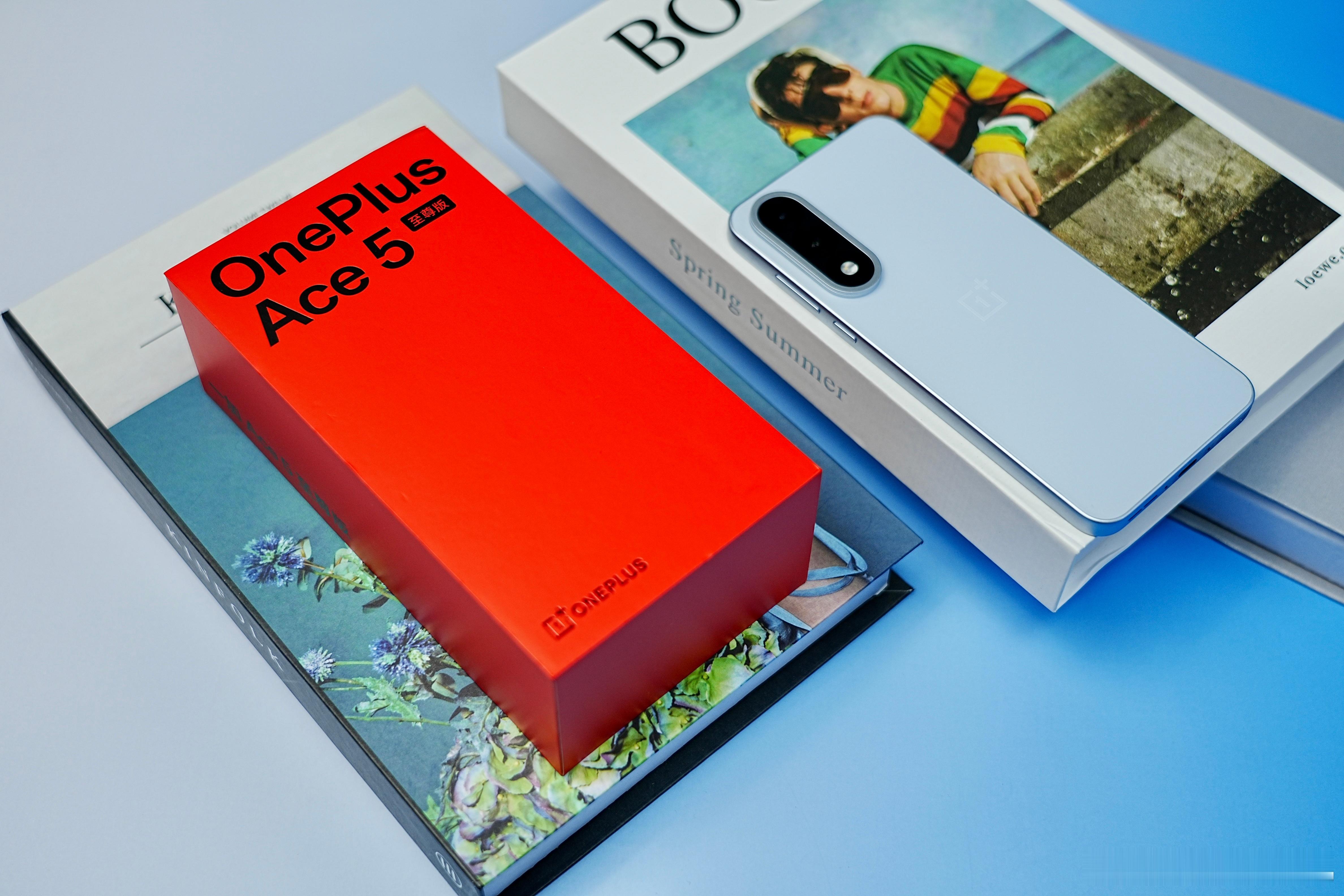 一加 Ace 5 至尊版｜清风蓝对于游戏党来说，这次的至尊版简直绝了，电竞三芯还