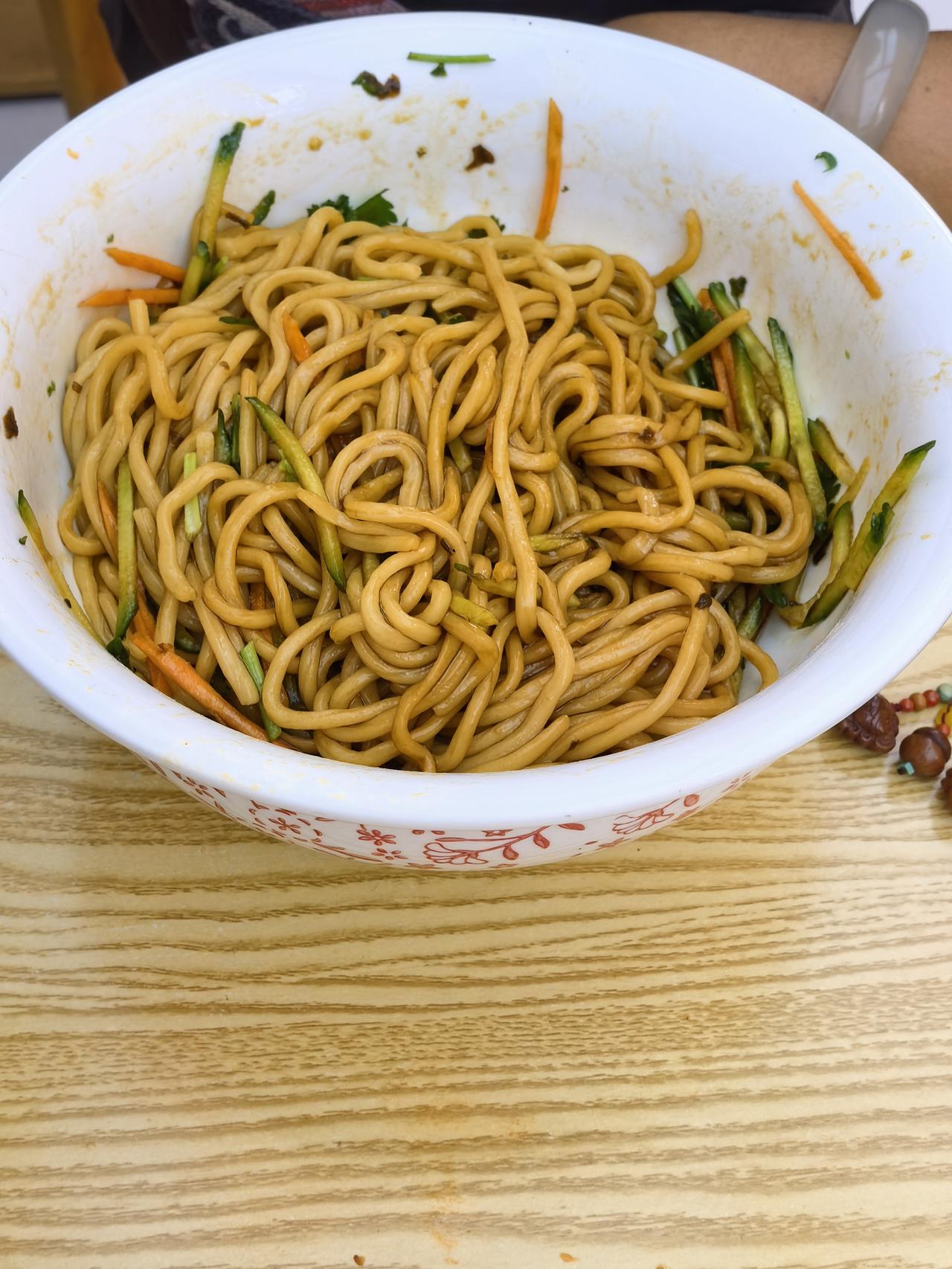 我和老伴儿觉得前天30块钱的早餐比较贵，昨天早晨就抛弃了李先生牛肉面大王，改到旁
