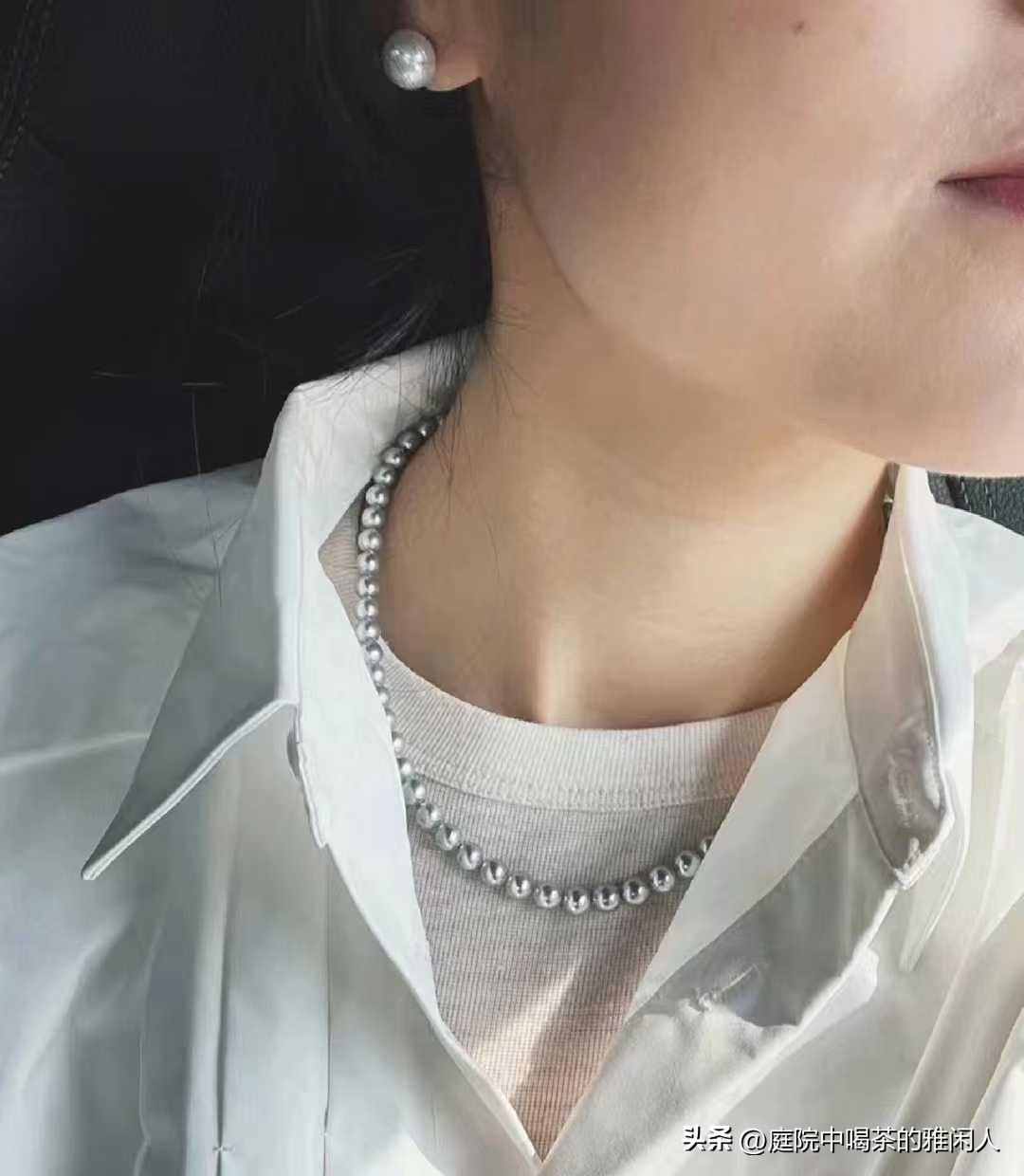 女人到了四五十岁后
因为眼神会变得疲惫，这时候耳环选不对，真的特别拉低气质。