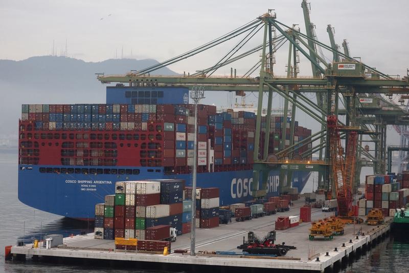 美国关税战对出口型国家影响巨大。以美国自身为例，其挑起关税战，导致许多企业取消制