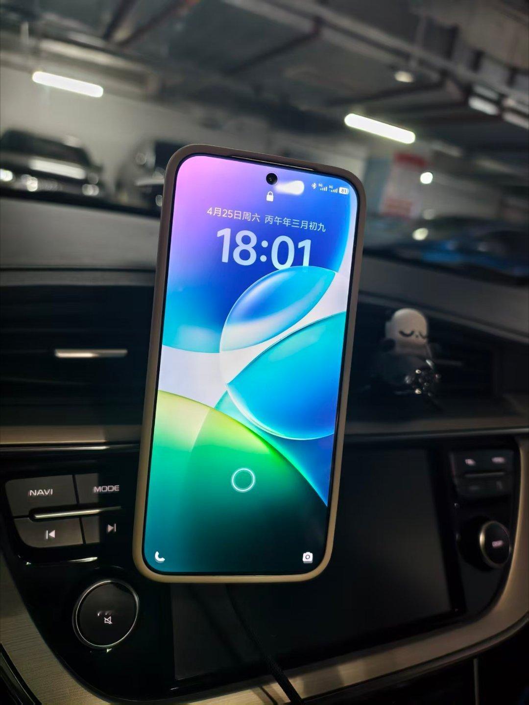 买了个vivo x300s的磁吸手机壳，吸车上恰好 