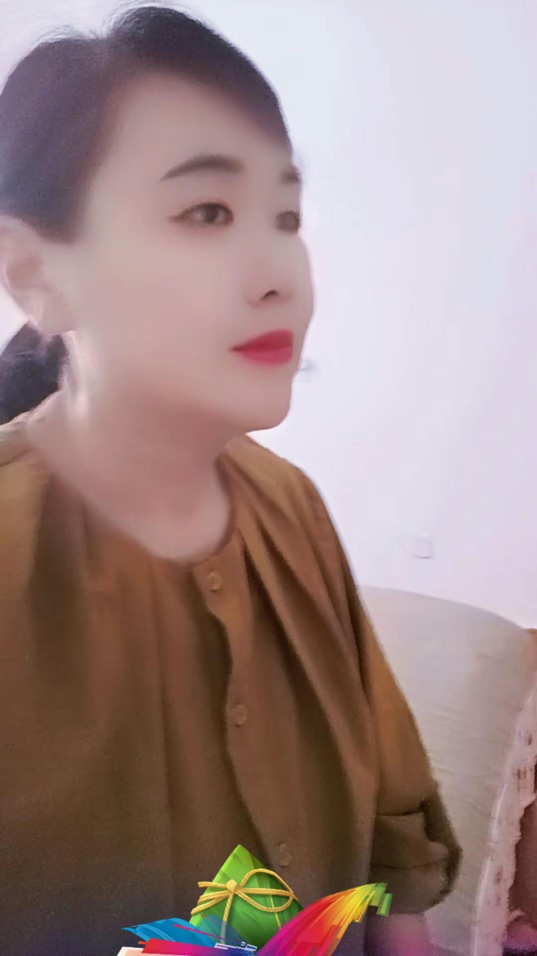 爱拍无关颜值与年龄 喜欢听音乐的女人 有点爱好让生活充满阳光