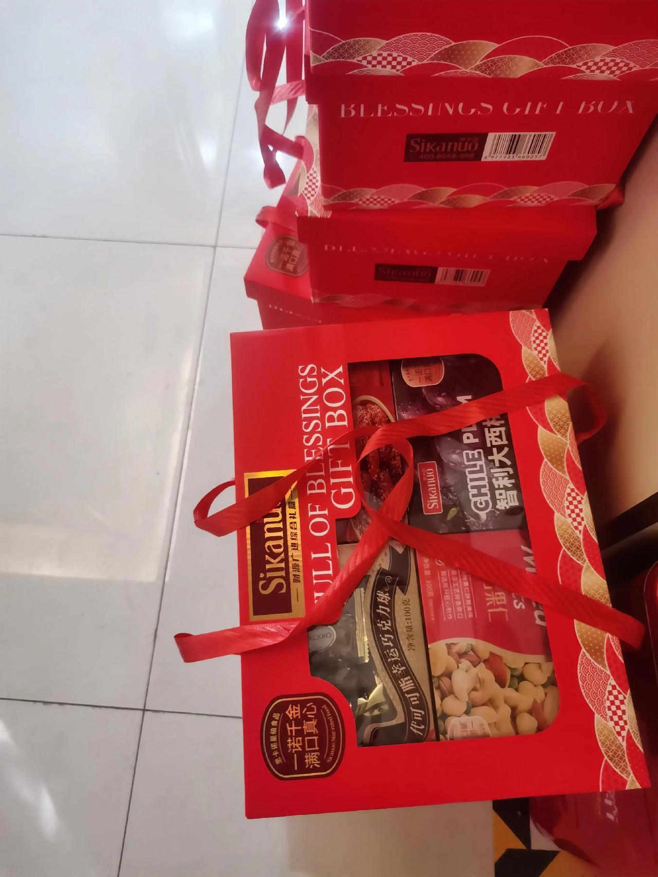 公司今天发过年物资了，领了红包，得了年终奖，还有过年礼品，小年轻们喜欢吃的各种零