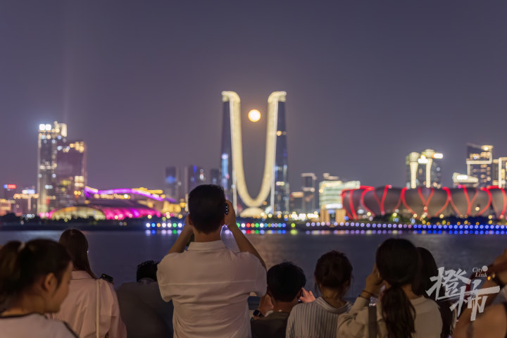 杭州之门托起“年度最小满月”，今晚的朋友圈被同一轮月亮刷屏。问题来了，你会拍月亮吗？
