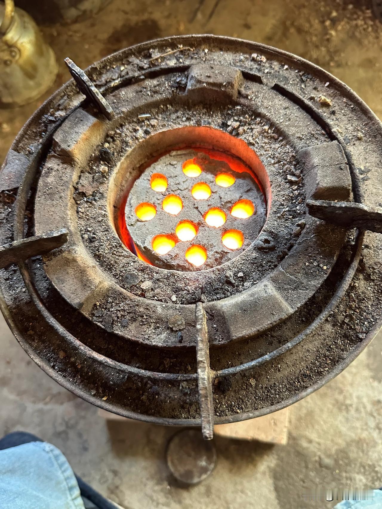 我小的时候，在冬天晚上就喜欢围着蜂窝煤取暖，顺便烤几只红薯，一边吃红薯，一边看电