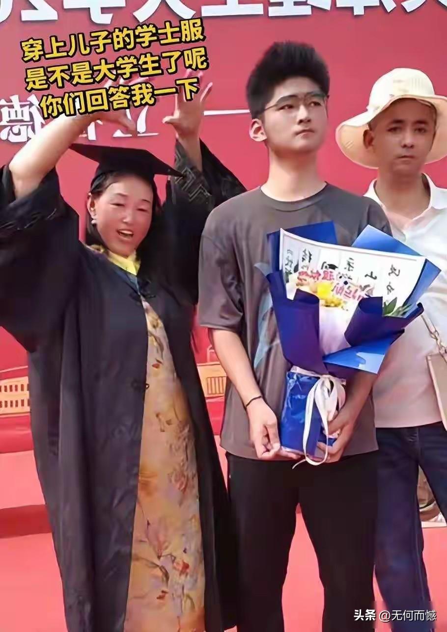 儿子大学毕业了，母亲的心里乐开了花，穿上了儿子的学士服，高兴的手舞足蹈，但是看孩