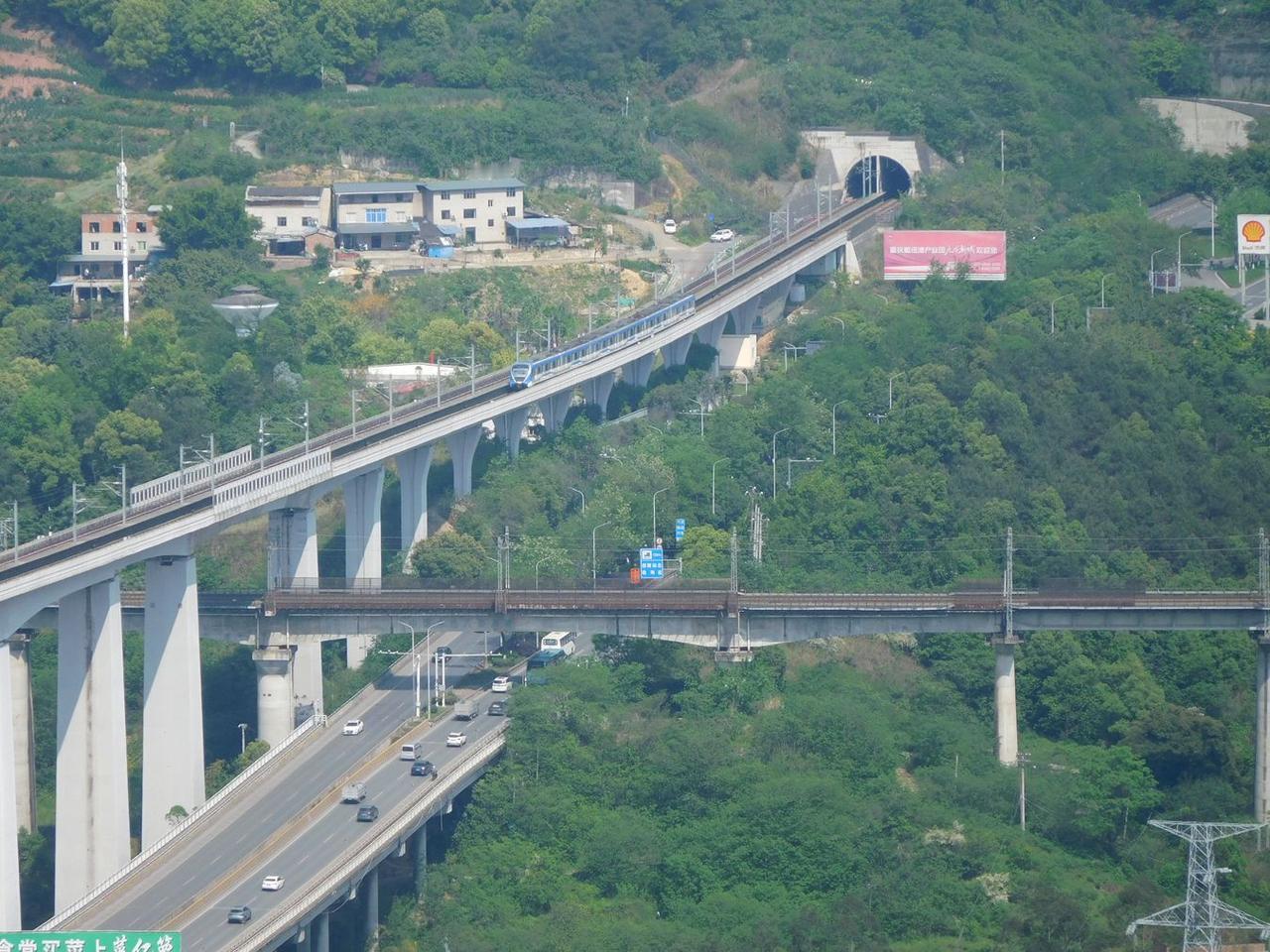 重庆市郊轨道江跳线（江津到跳磴）列车往跳磴方向开去，前方即将驶入中梁山隧道，下穿