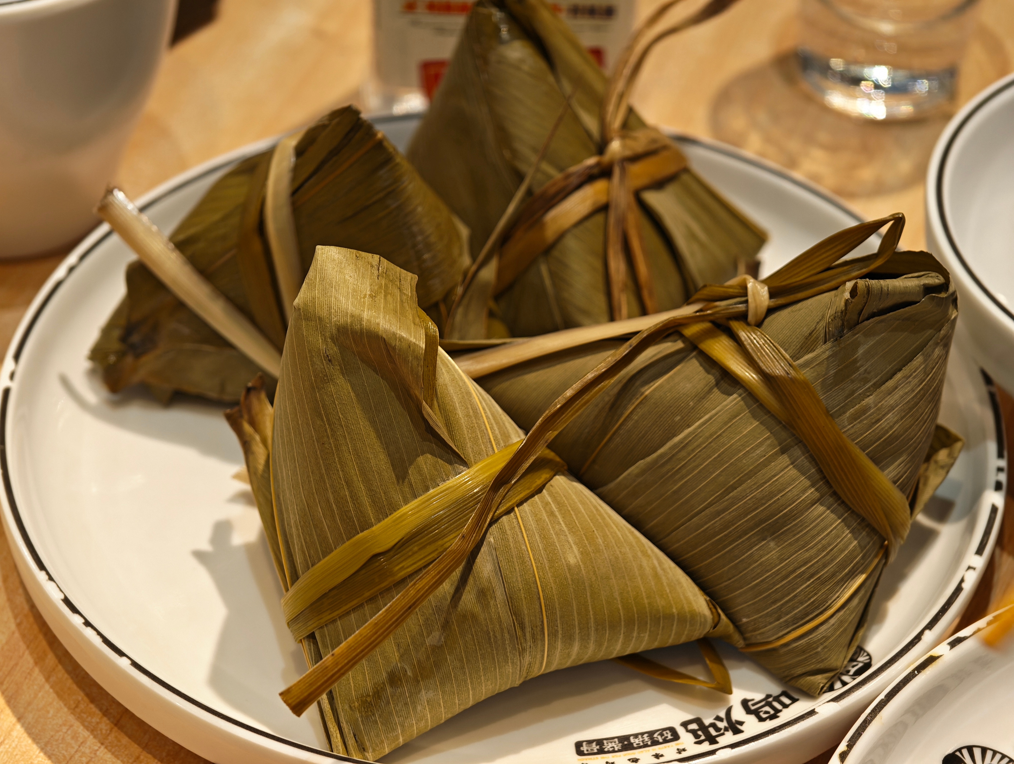 特色炒鸡、砂锅酸菜排骨、白菜心拌油豆皮、冬瓜丸子汤，不说别的，这一桌子102，何