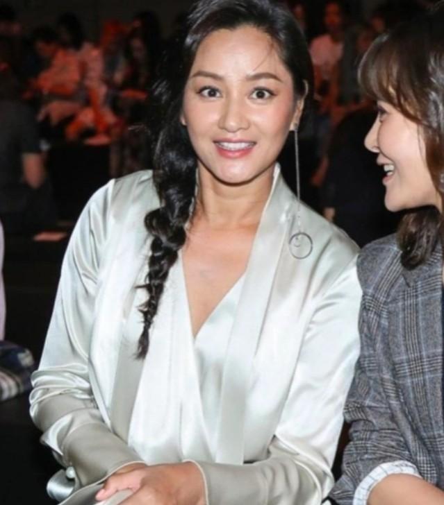 1998年，罗中旭发生车祸，差点瘫痪，女友瞿颖为他端屎端尿。在病床上，罗中旭感动