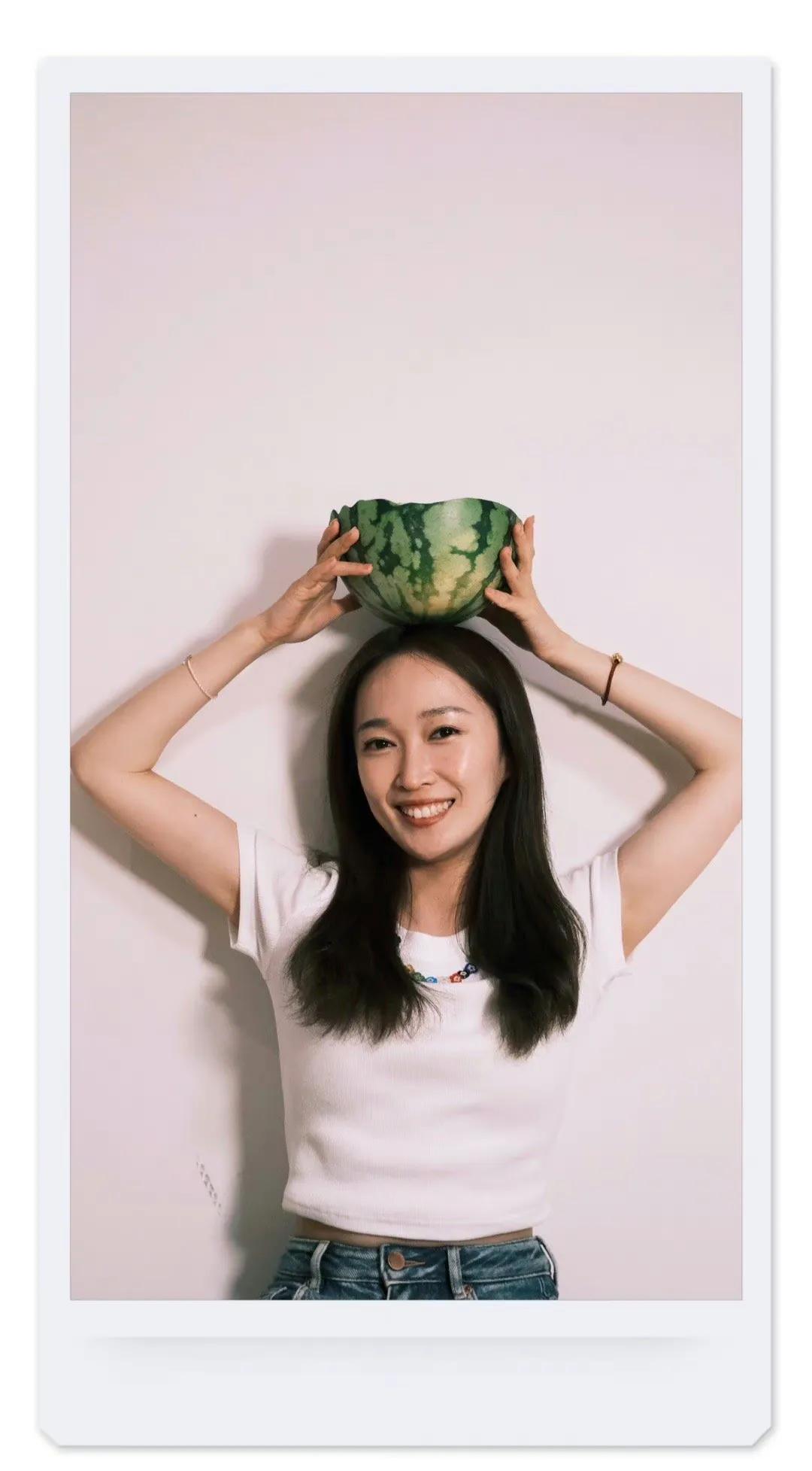 东方甄选YoYo老公给YoYo拍了一组照片，粉丝留言：我在办公室搬🧱，立秋的?