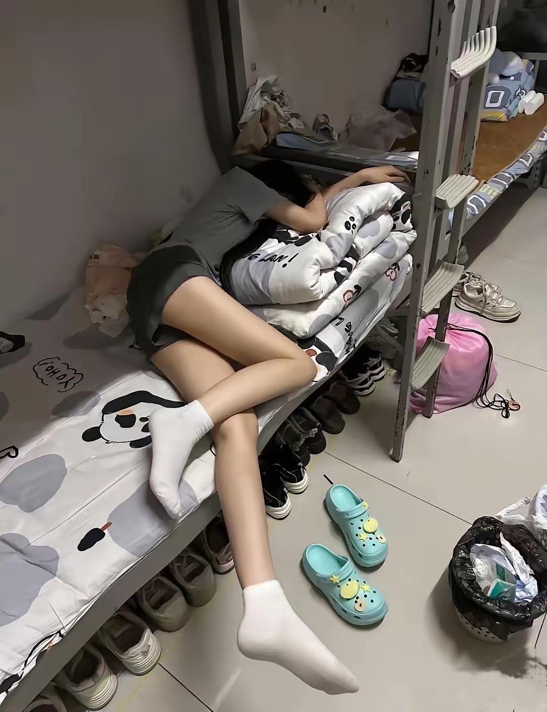 这样的女生宿舍你愿意去住吗？
网友评论:
 相信我就床下这鞋子数量，一般人在这环
