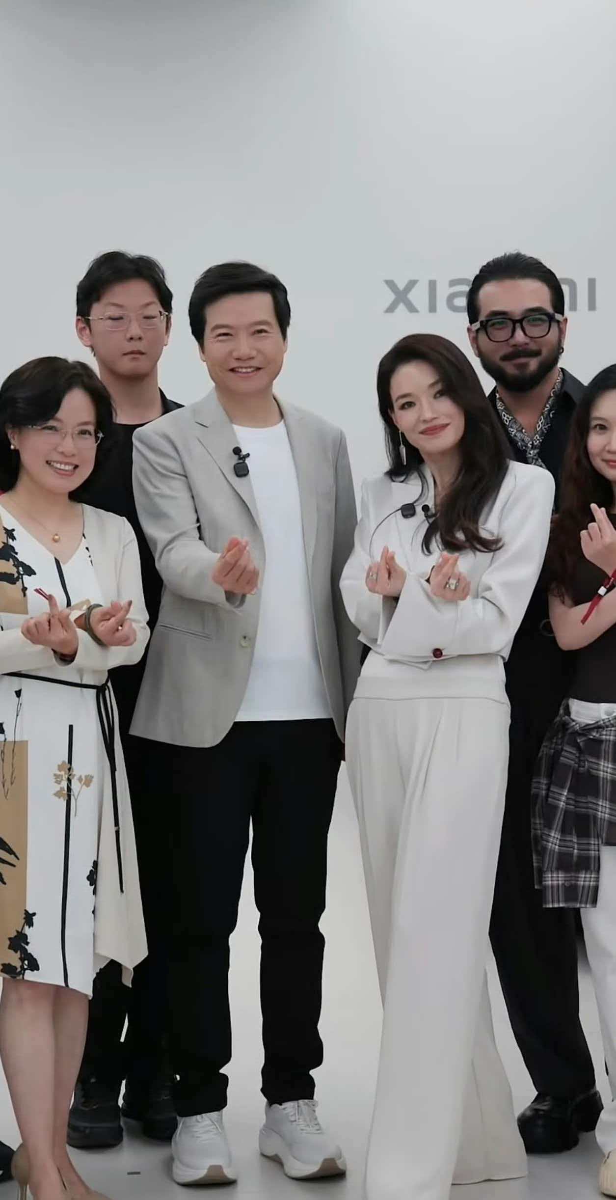 舒淇给小米YU7车主交车了，雷总这波排面给足提个车还能跟明星合影，以后跟兄弟吹牛