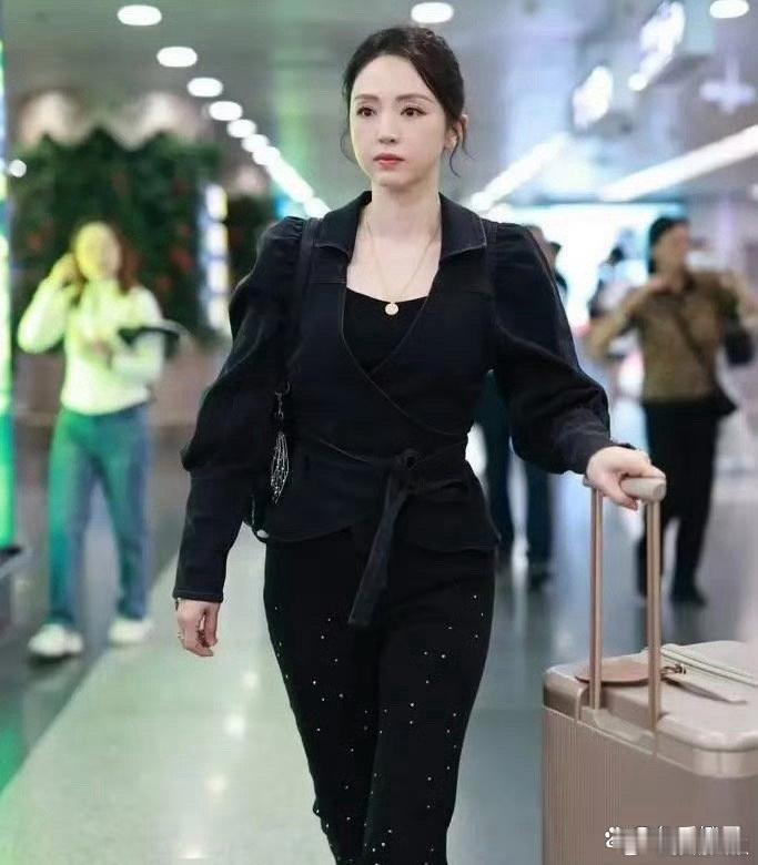 董璇一身黑色套装穿搭惊艳来袭，又美又靓，彻底美成了小公主哈！ 