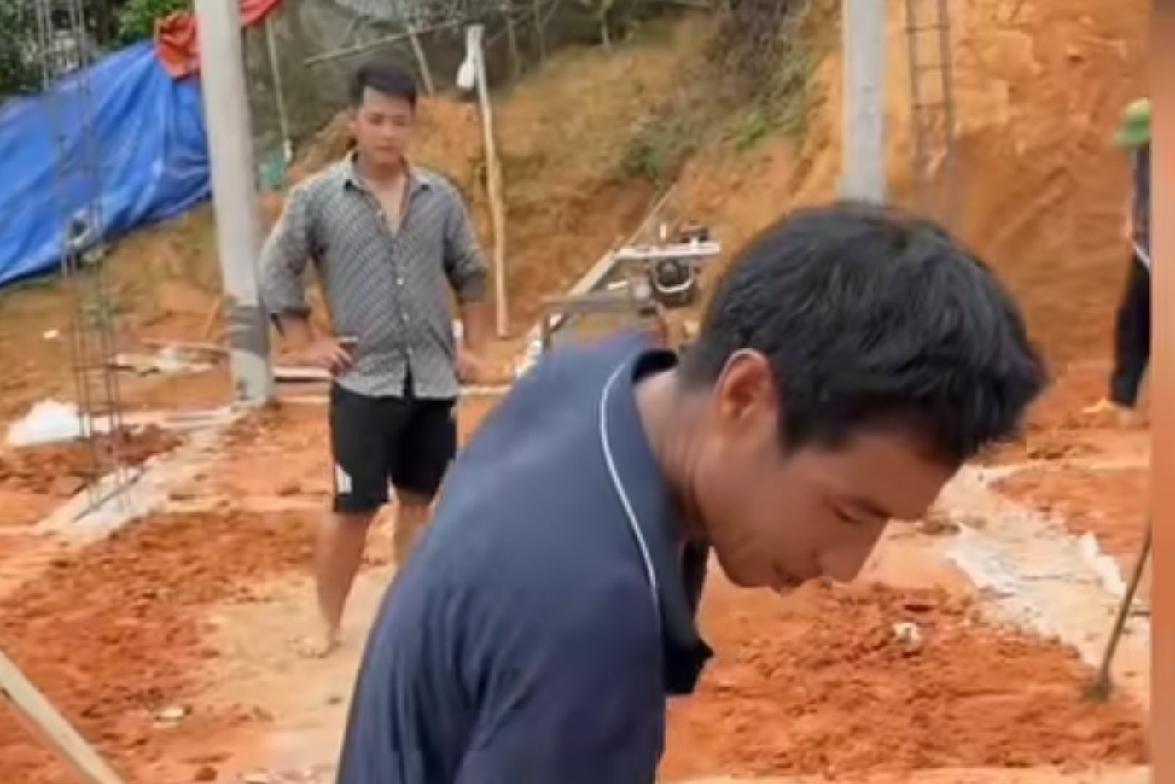 小叔和小婶因为工资的问题吵架，今天小婶又没来工地干活，小松说支持把小婶开除团队的