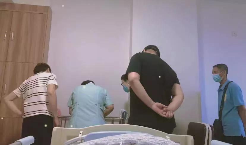 生完娃不解之一:大家到底在看什么?
顺产并不是自己下不了床，正好拍到了全家每个人