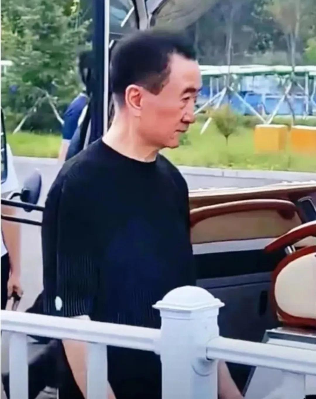 现在越想越觉得
王健林或许还没有自己的儿子王思聪有智慧，如果他以赚钱为乐，那他当