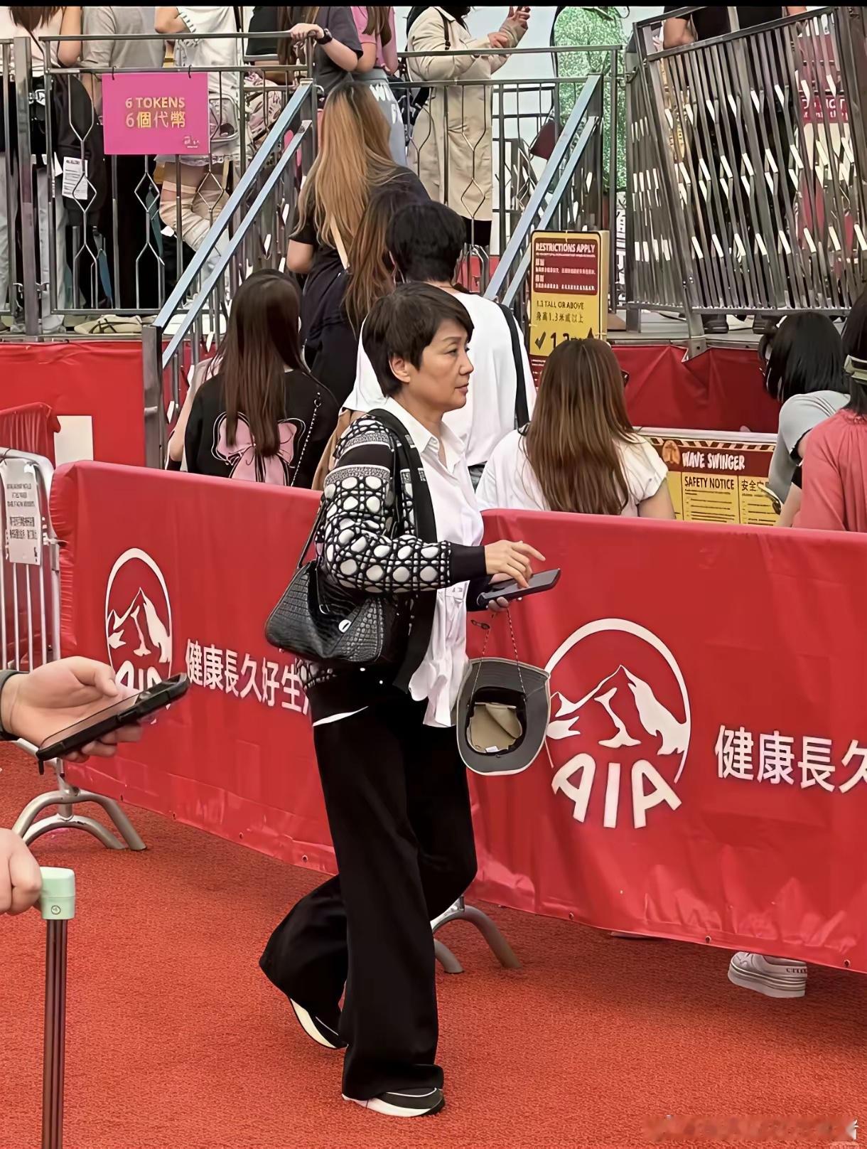 四太梁安琪，一个女强人，家财万贯，包包磨损成这样，是懒得换+有感情了吧 ​​​