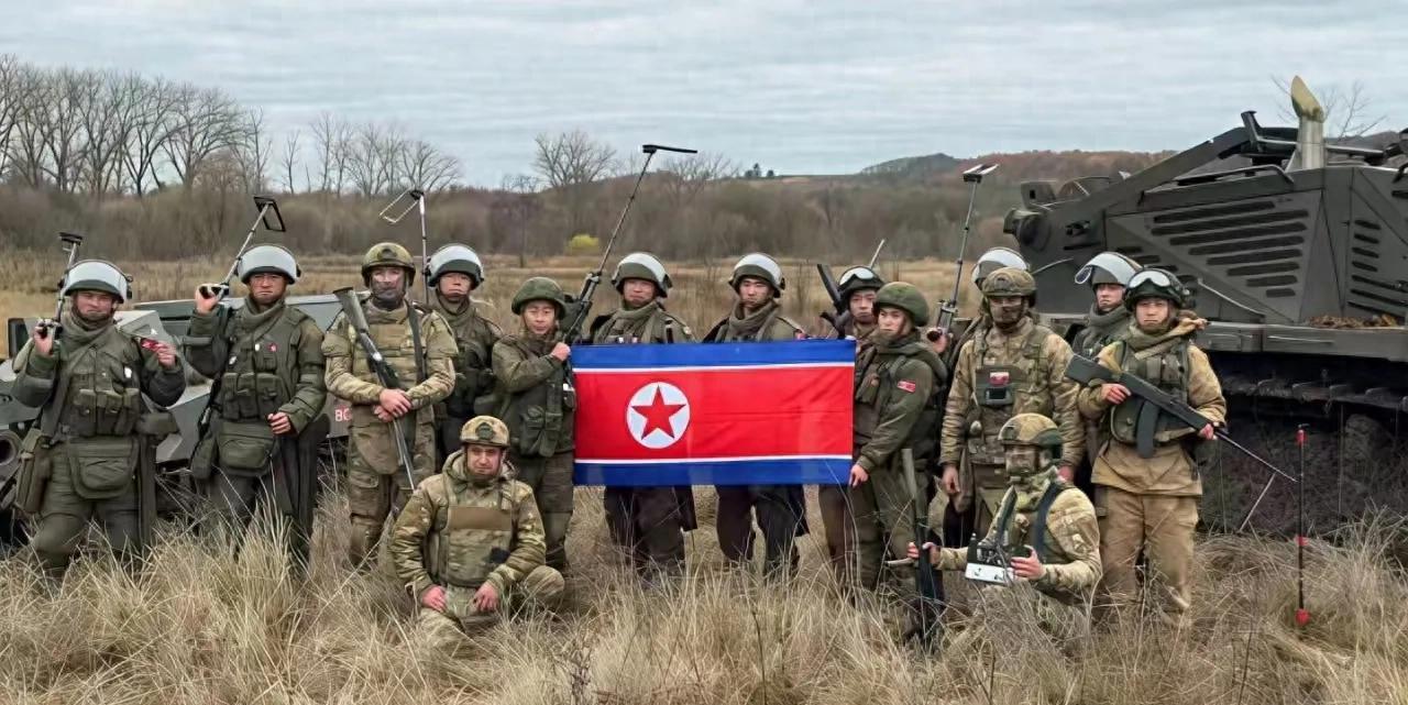 金正恩彻底不装了！朝鲜不仅出兵援俄，还清空了几十年库存卖武器，狂赚上百亿美元。普