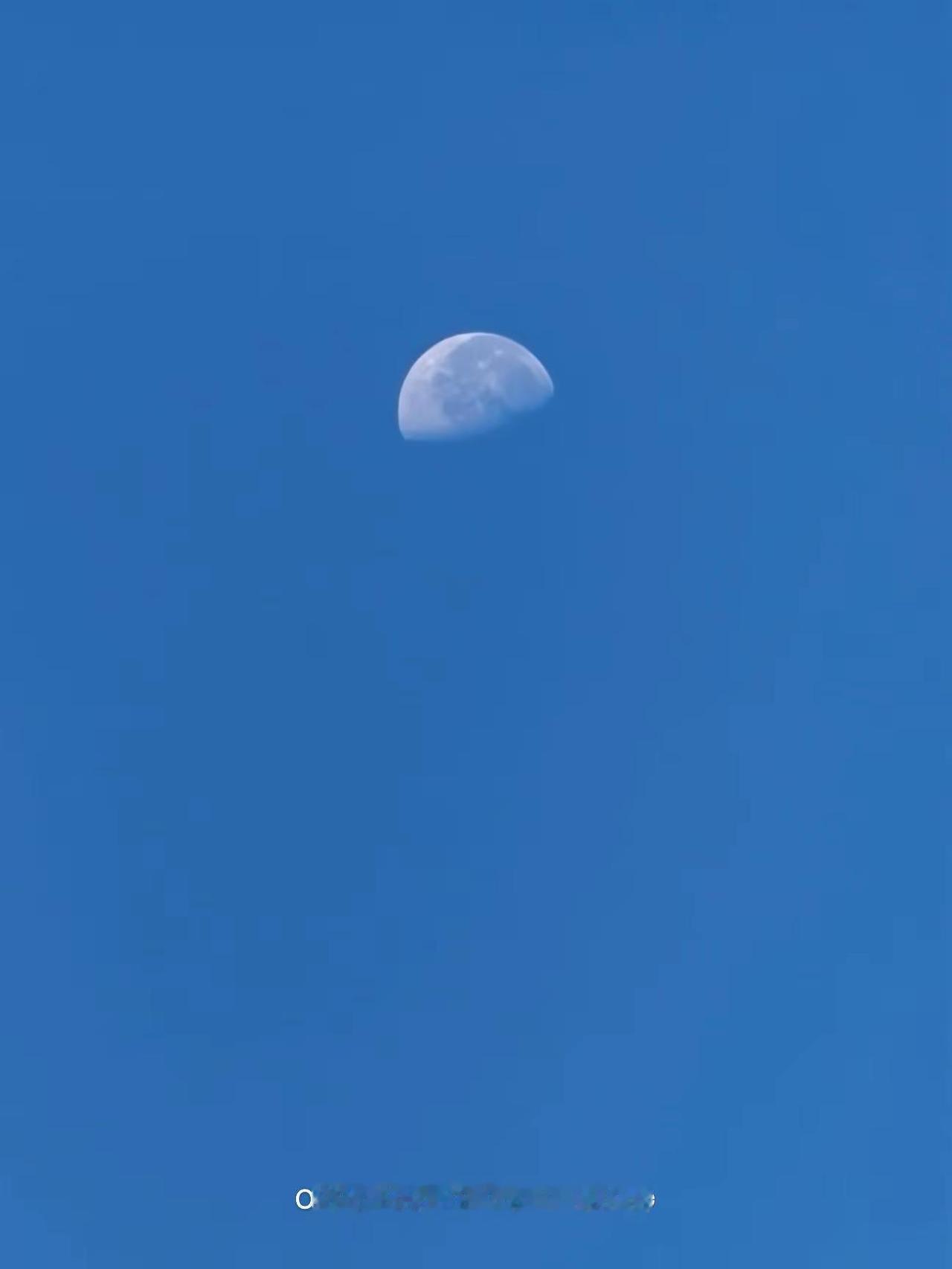 晴空万里宜许愿。蓝天上的半月