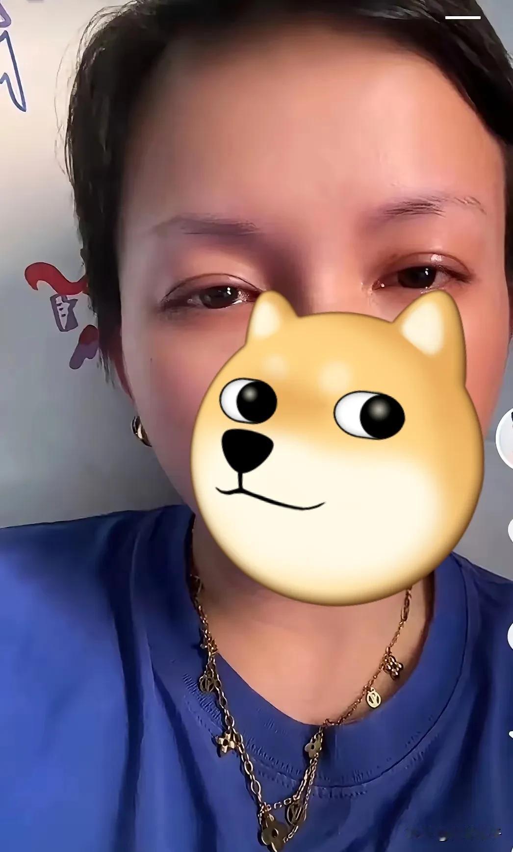 犀利姐在直播间哭诉，
声称自己被许妈坑了，
要告许妈，
要让许妈声名狼藉……
