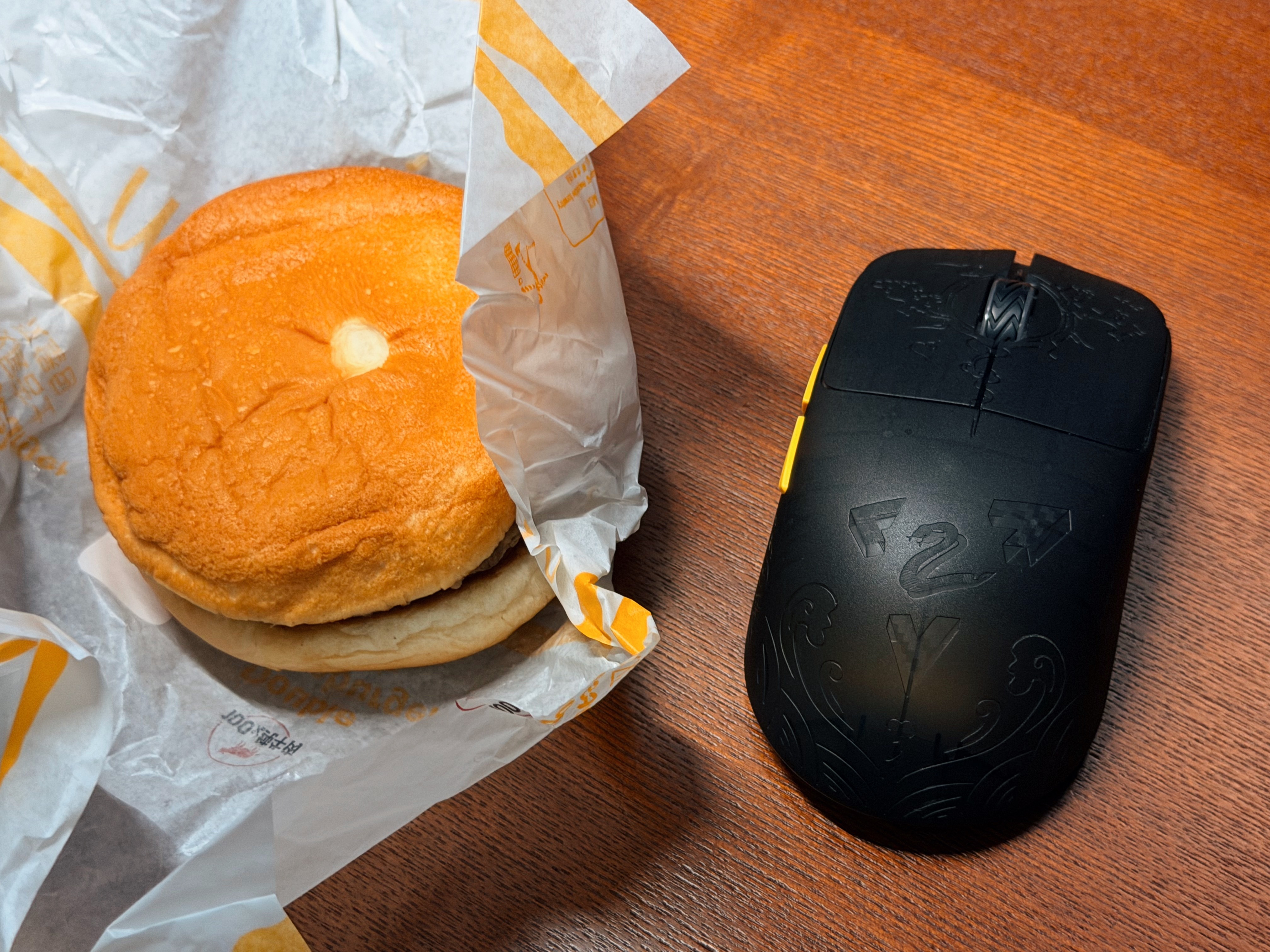 你别搞什么代言人了，40 块的双吉套餐，汉堡已经快没我鼠标大了。 