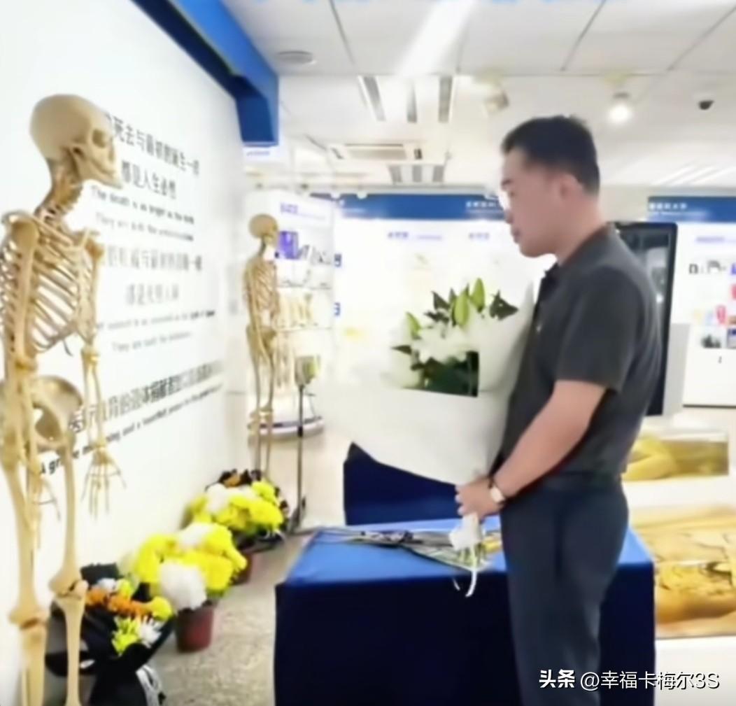 男子含泪拥抱人体骨架，很多人一开始不解，后来才知道副骨架的伟大。首都医科大学解剖