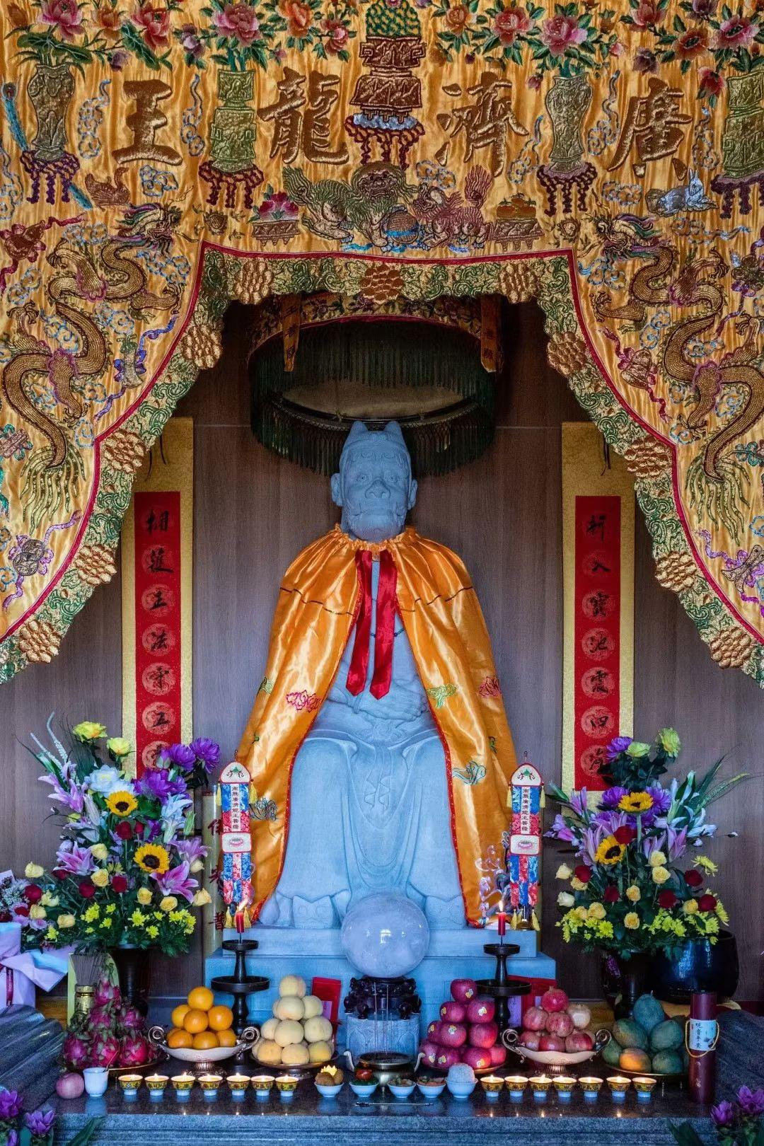 北台顶，是五爷真正的老家，在这里，一样可以虔诚拜五爷。
五爷（广济龙王菩萨）最早