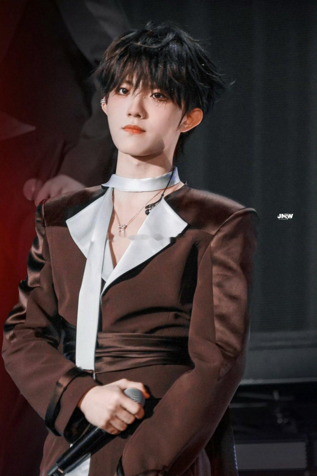 苏新皓 微博之夜抢座拿了7张🎫，截止目前一共拿下10张🎫，是楼内数量最多的。