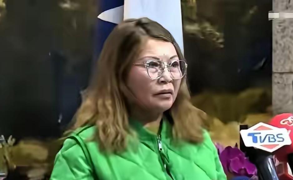 当场翻车！郑丽文街头被台湾女生怼得哑口无言：当年日本殖民台湾问过百姓吗？港澳回归