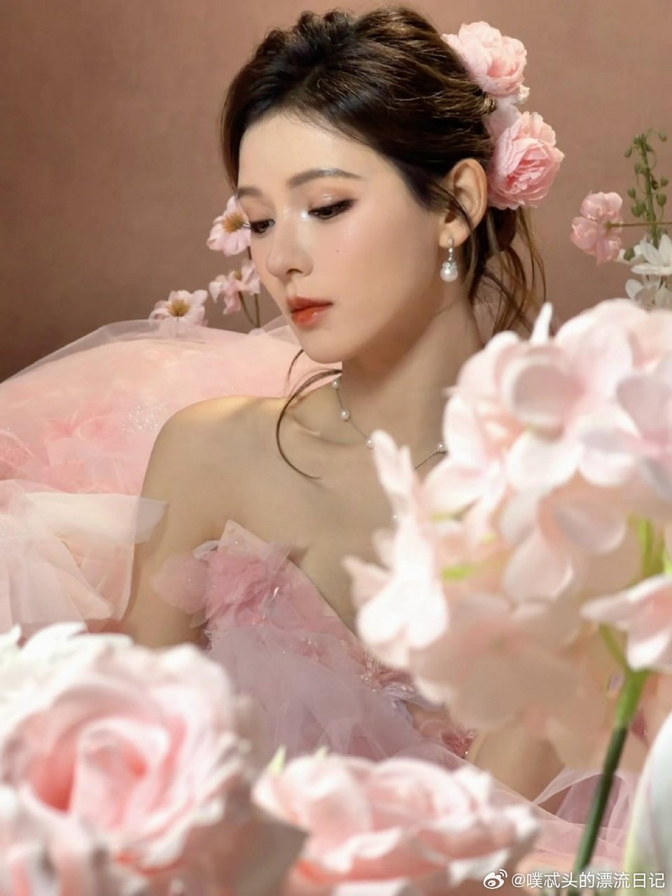 张予曦 这次别脸红 谁能拒绝又美又憨的张予曦！拿手机跑还脸红，可爱到让人想捏脸！