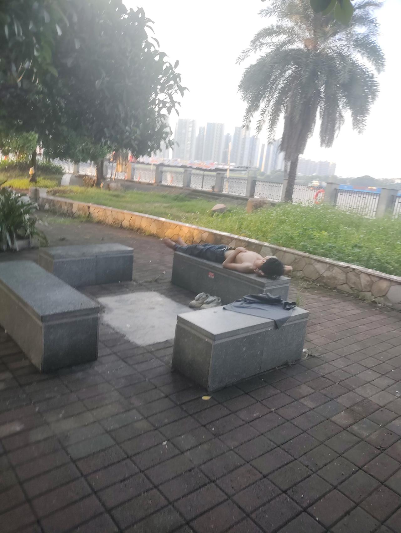 顺德三洪奇公园，很多做日结工的没钱睡在公园，这是早上6点半拍的