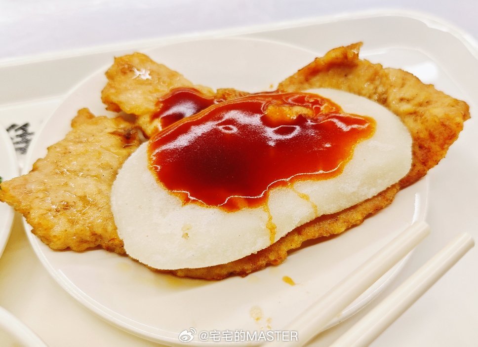 食堂的排骨年糕还可以 可惜明天假期不开了我还要上一天了 上海·磁浮龙阳路站